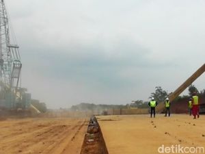 Beton Girder yang Jatuh di Proyek Tol Pemalang-Batang untuk JPO