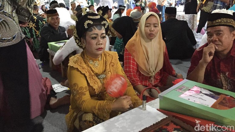Peserta Nikah Massal DKI Berbusana Jawa, Betawi, hingga Minang Peserta Nikah Massal DKI Berbusana Jawa, Betawi, hingga Minang
