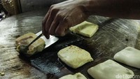 Satu buah martabak durian dihargai sebesar Rp 7.000 saja. Harga ini tentu saja murah bila dibandingkan dengan harga durian yang terus melambung. (Datuk Haris/detikTravel)