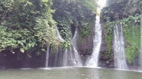 Mereka lompat dari ketinggian 23 meter di Curug Sibedil. Begini suasana saat debit air tinggi (Pri Casso/dTraveler)