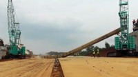 Dijelaskan bahwa girder pertama mulai dikerjakan pada 09.15 WIB. Pada 09.21 girder dinaikkan dan mulai diangkat menggunakan crane pada 10.02 WIB.