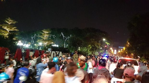 Warga Surabaya menyemut di Balai Kota Surabaya dan sekitarnya