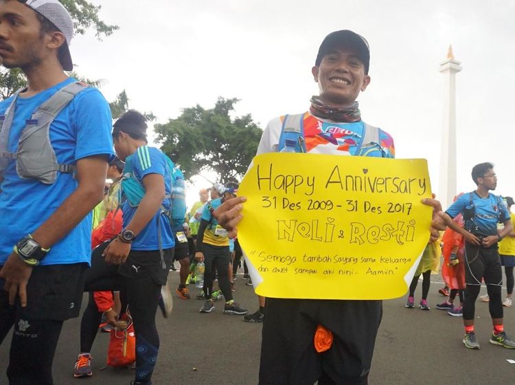 So Sweet! Lari Jakarta-Bogor Rayakan Tahun Baru Sekaligus Ultah Perkawinan