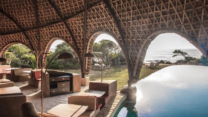 Sri Lanka terkenal dengan kekayaan alamnya. Berlatarbelakang tersebut, Nomadic Resorts dan Bo Reudler Studio, mendirikan resor di antara pantai dan hutan taman nasional.