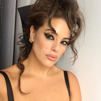 Model plus size Ashley Graham selalu berhasil memberikan pose seksi di setiap selfienya.  Foto: dok. Instagram