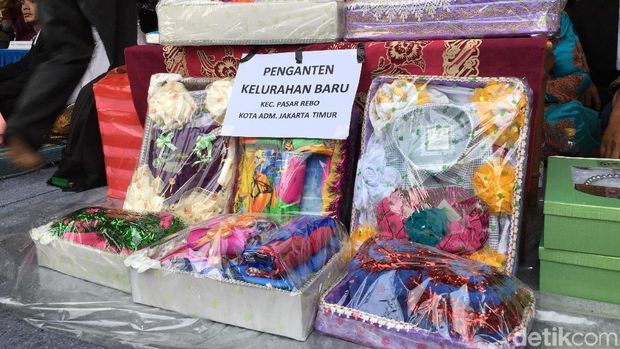 Bingkisan seserahan sumbangan dari kelurahan.