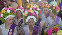 Tradisi Ngarot jadi tradisi tahunan yang digelar masyarakat Desa Lalea. Tradisi ini untuk mensyukuri hasil panen yang melimpah. Mereka sudah duduk siap di kediaman Kepala Desa Lalea. (Sudirman/detikTravel)