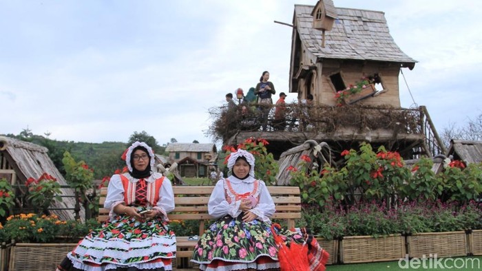 Wahana perkampungan Hobbit, Hobbiton Adventure di Farmhouse Susu, Lembang Bandung