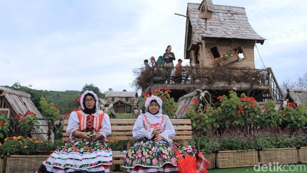 Wahana perkampungan Hobbit, Hobbiton Adventure di Farmhouse Susu, Lembang Bandung