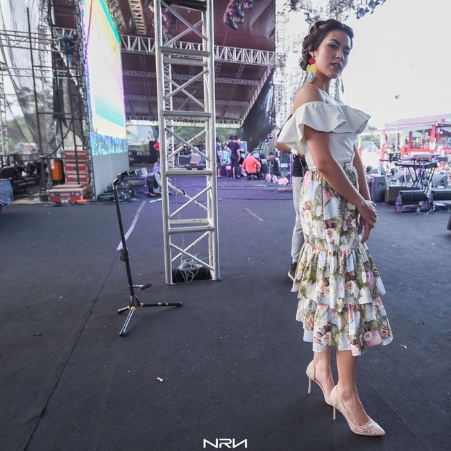 Raisa bergaya ala wanita Latin dengan blouse off shoulder dan rok beraksen ruffle. Foto: dok. Instagram