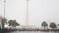 Hujan deras tidak menyurutkan semangat peserta Tugu to Tugu Run Ultra Marathon 55K di kawasan Monas, Jakarta, Minggu (31/12/2017). Kegiatan ini menyambut tahun baru yang dilakukan oleh komunitas lari dari Tugu Monas, Jakarta ke Tugu Kujang, Bogor.