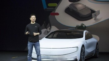 Jia saat memperkenalkan LeSee Pro, mobil listik yang dapat beroperasi tanpa sopir. Bentuknya terlihat sangat meyakinkan. Di bagian atas mobil terdapat sebuah alat yang sepertinya berfungsi sebagai mata, saat mobil ini berada dalam mode tanpa sopir. Foto: istimewa