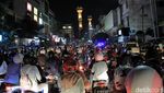 Warga Bandung Tumplek di Alun-alun untuk Rayakan Tahun Baru