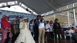 Momen Sandiaga Dipijat Saat Pidato di Depan Warga