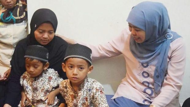 Khofifah bersama keluarga almarhum Shodiqun
