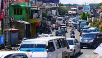 Meski demikian, ada beberapa titik kemacetan di wilayah yang memang sudah menjadi langganan macet, seperti di Pasar Cisarua, Simpang Cilember, dan Simpang Taman Safari Indonesia (Foto: Farhan/detikcom)