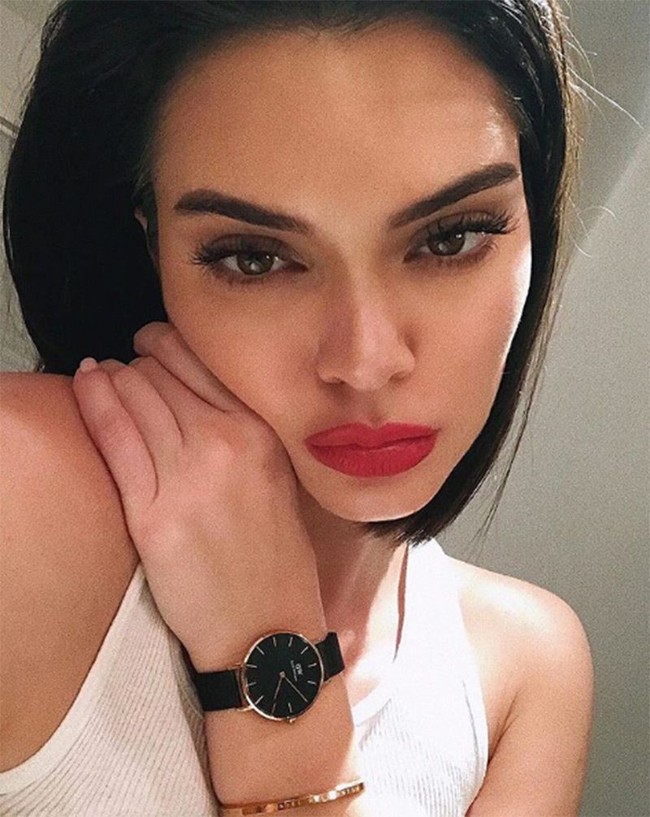 Hanya dengan lipstik merah dan pose menggoda, Kendall Jenner berhasil tampil seksi tanpa menunjukkan bagian tubuh lainnya.  Foto: dok. Instagram