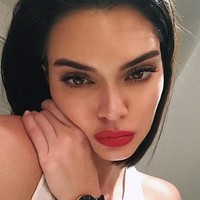 Hanya dengan lipstik merah dan pose menggoda, Kendall Jenner berhasil tampil seksi tanpa menunjukkan bagian tubuh lainnya.  Foto: dok. Instagram