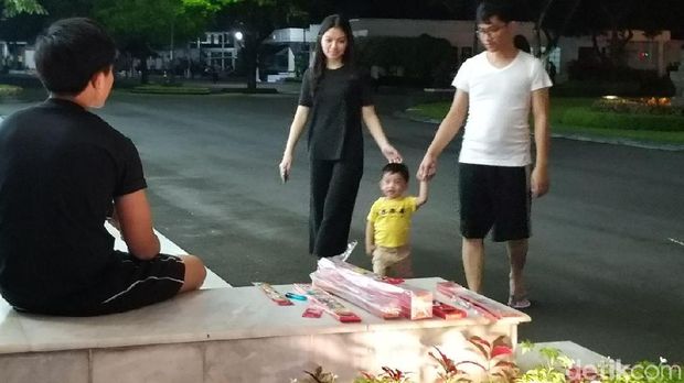 Gibran dan istri mempersiapkan kembang api.