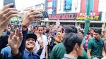 Gaya Kasual Kaesang Temani Jokowi Jalan-jalan di Malioboro