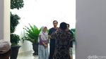 Foto: Jokowi Foto Bareng Warga, Anak Cucu Siapkan Kembang Api