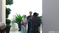 Cekrek! cekrek! begini momen saat Jokowi melayani permintaan foto bersama warga di Gedung Agung. (Foto: Danu Damarjati/detikcom)