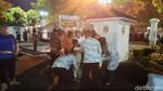 Foto: Jokowi Foto Bareng Warga, Anak Cucu Siapkan Kembang Api