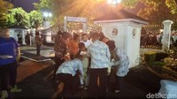 Acara ini digelar di Gedung Agung, Yogyakarta, Minggu (31/12) sejak pukul 19.55 WIB. Warga bejubel memasuki Gedung Agung. (Foto: Danu Damarjati/detikcom)