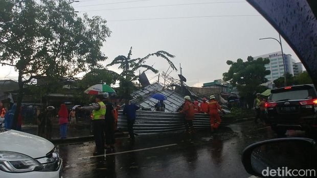 Atap bangunan roboh di Jl Pramuka, Jakarta, Minggu (31/12/2017)