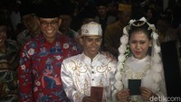 Setelahnya, Anies sempat berfoto bersama pasangan pengantin (Foto: Indra Komara/detikcom)