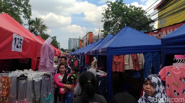 PKL di depan Stasiun Tanah Abang, Minggu (31/12/2017)