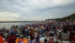 Tumpah Ruah! Pantai Ancol Penuh Pengunjung Tunggu Pergantian Tahun