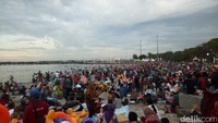 Para pengunjung terlihat bersantai di pantai. Ada pula yang bermain-main air di laut (Foto: Haris Fadhil/detikcom)