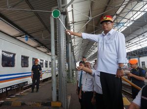 Aksi Menhub Jadi Petugas Pengatur KA di Stasiun Poncol