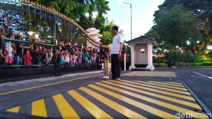 Jokowi Gandeng Jan Ethes Keluar Gedung Agung, Sapa Warga Yogya