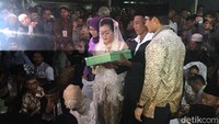 Sandi yang berada di sebelah Anies juga menjadi saksi (Foto: Indra Komara/detikcom)