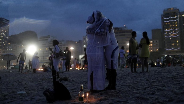 A follower of the Afro-Brazilian religion Umbanda pays tribute for Iemanja, goddess of the sea, in Copacabana Beach in Rio de Janeiro, Brazil December 29, 2017. REUTERS/Ricardo Moraes