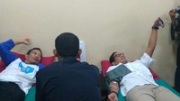 Setelah dinyatakan sehat, proses pendonoran baru bisa dilakukan. Sandiaga kemudian berbaring di kasur lipat yang disediakan panitia.