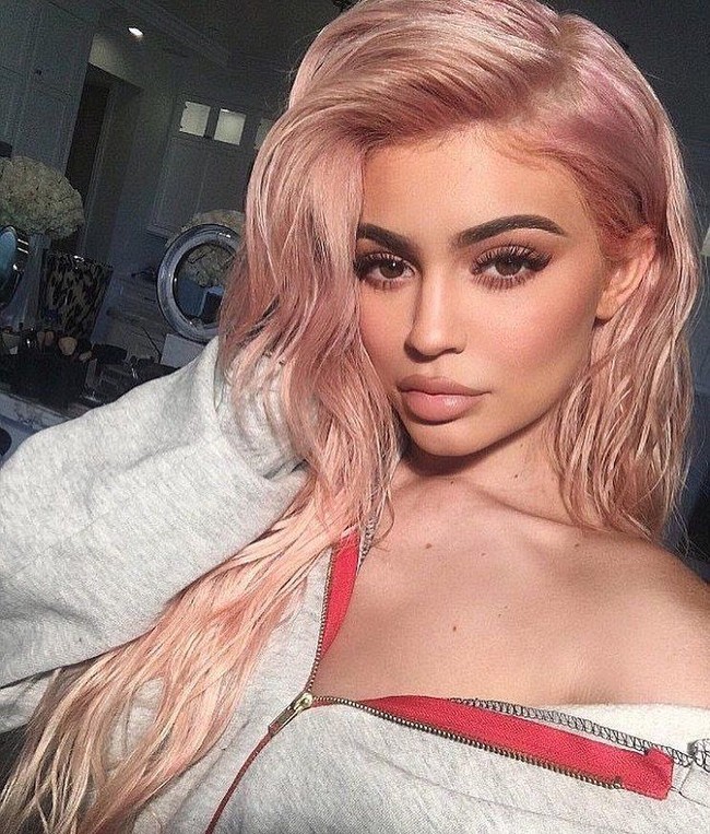 Kylie Jenner memang selalu berhasil berpose selfie seksi.  Foto: dok. Instagram