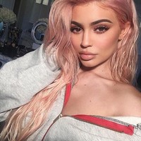 Kylie Jenner memang selalu berhasil berpose selfie seksi.  Foto: dok. Instagram