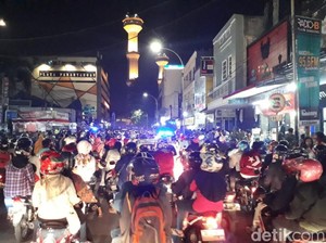 Rayakan Tahun Baru, Warga Padati Kawasan Alun-alun Bandung