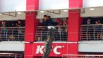 Saat Warga Foto Jokowi di Malioboro, Naik Bangku hingga dari Jendela