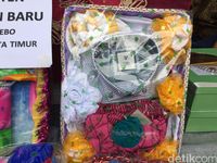 Seserahan sumbangan dari kelurahan itu bermacam-macam.