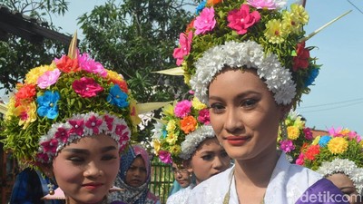 Foto: Gadis-gadis Cantik Bermahkota Bunga dari Indramayu