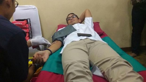Sandiaga Donor Darah di Masjid At-Tin Taman Mini