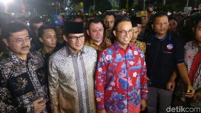 Anies-Sandi di Nikah Massal, Jadi Saksi hingga Foto Bareng Pengantin