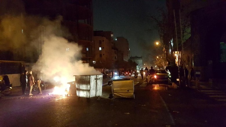 Korban Tewas Demo Besar di Iran Jadi 21 Orang, 450 Lainnya Ditangkap Korban Tewas Demo Besar di Iran Jadi 21 Orang, 450 Lainnya Ditangkap