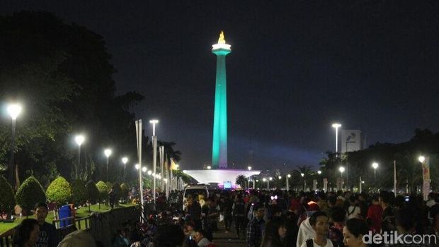 Pengunjung Monas membeludak.