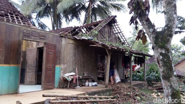 Rumah warga rusak diterjang puting beliung