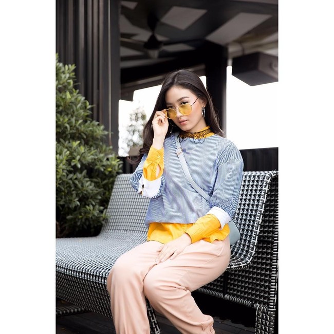 Pesinetron cantik Natasha Wilona yang berada di urutan 36 The 100 Most Beautiful Faces of 2017 kerap tampil casual dengan gaya layering. Seperti blouse kuning yang ditumpuk blouse motif garis ini. Foto: dok. Instagram